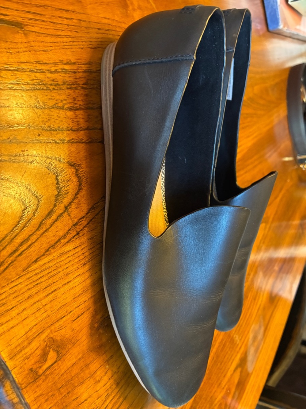 TOMS Black Leather Slip-On Loafers Flats sz10